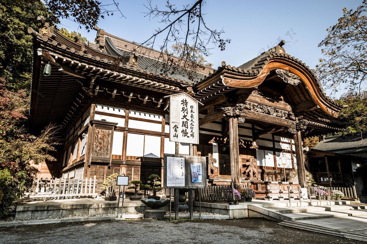神龛低角度的传统日本木制寺庙木制水平寺庙