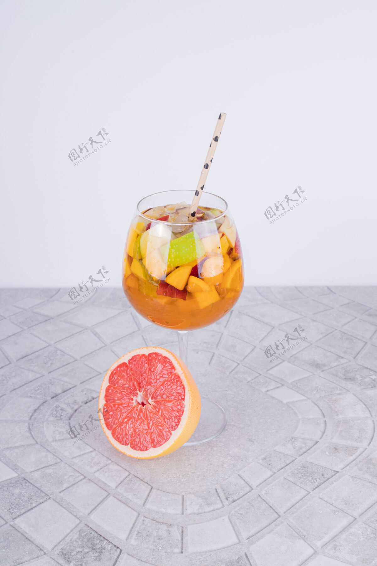 玻璃一杯柠檬水配上一片葡萄柚和稻草食物凉水
