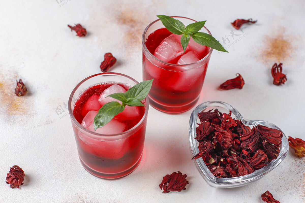 红色用冰和罗勒叶冷泡芙蓉茶自然水果玻璃