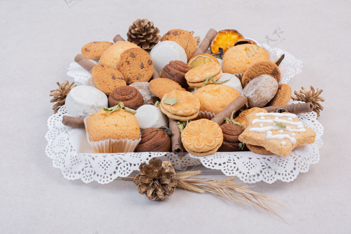 食物饼干放在绳子上放在盘子里放在白色的美味圣诞饼干面包房