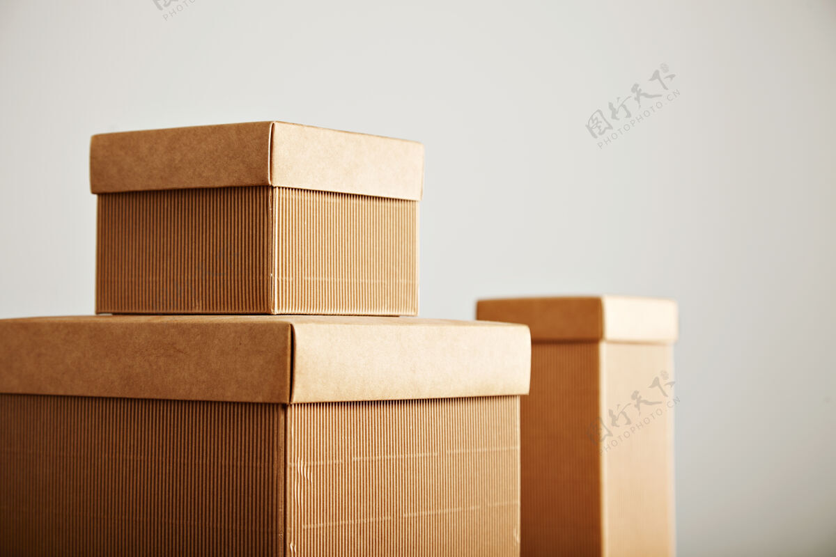 瓦楞三个类似的米色瓦楞纸板箱 不同形状和大小的盖子隔离在白色上打开装运纸箱