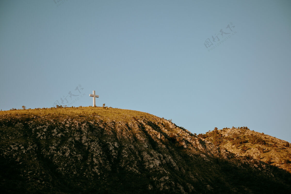 雕像波斯尼亚和黑塞哥维那莫斯塔尔山顶上高大的十字架雕像文化石头顶