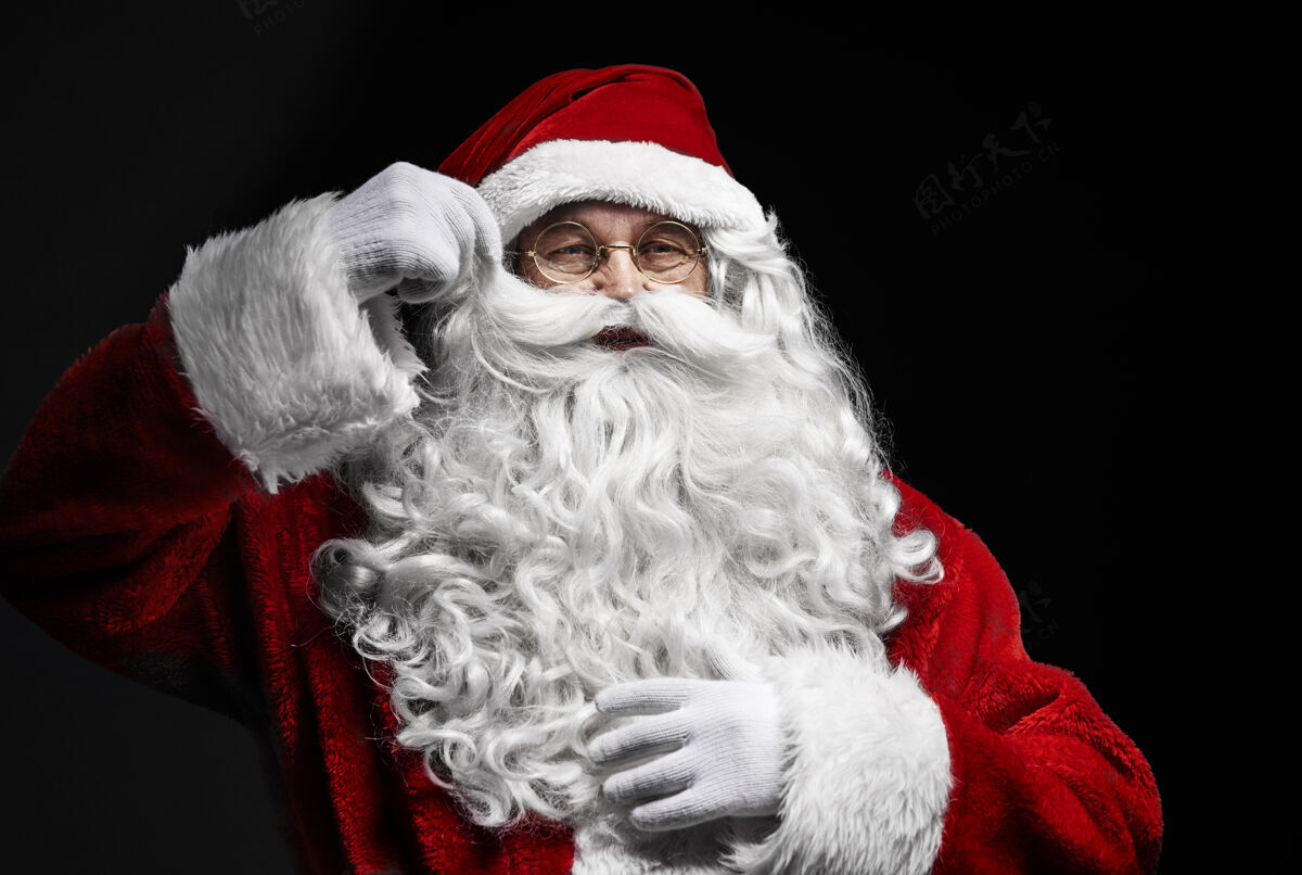 节日事件穿圣诞老人服装的老人在摄影棚拍摄欢快手圣诞老人
