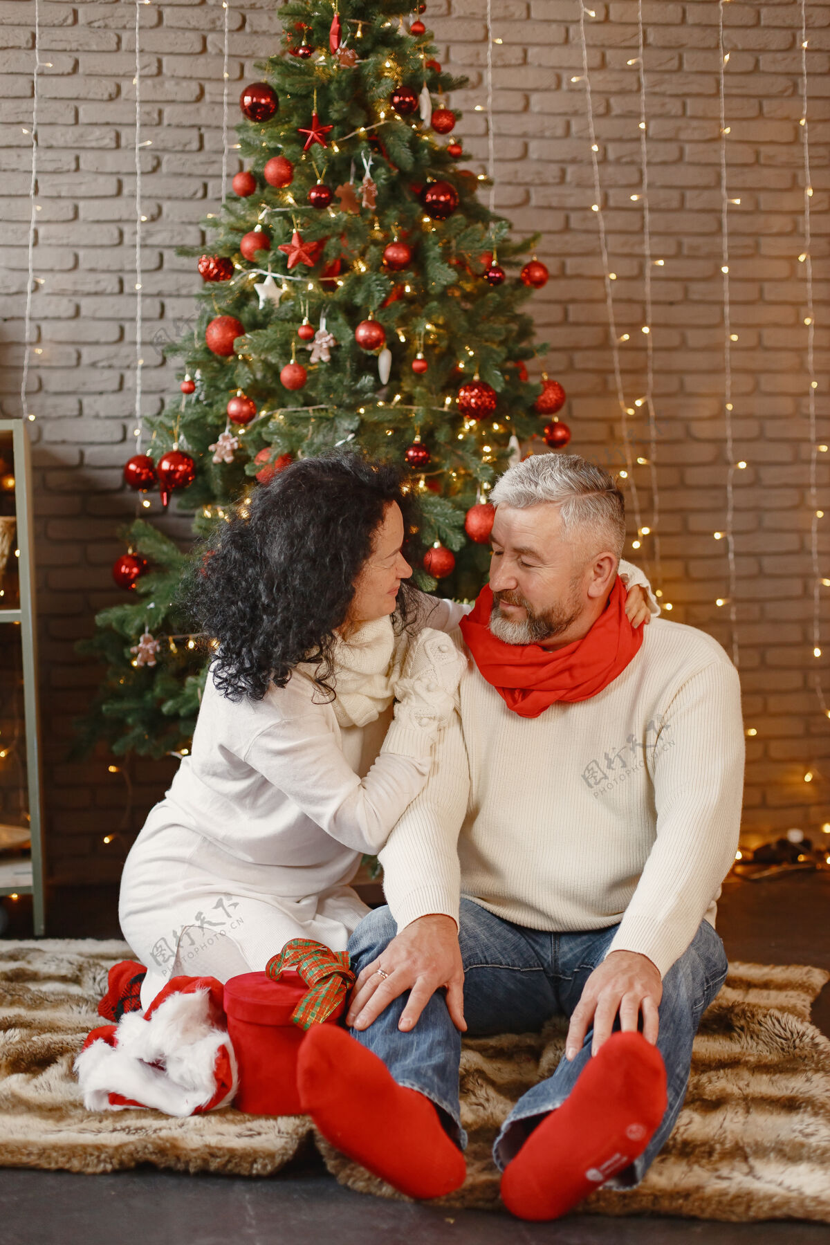 胡须年龄和人的概念家里的老年夫妇穿着白色针织毛衣的女人男性毛衣季节