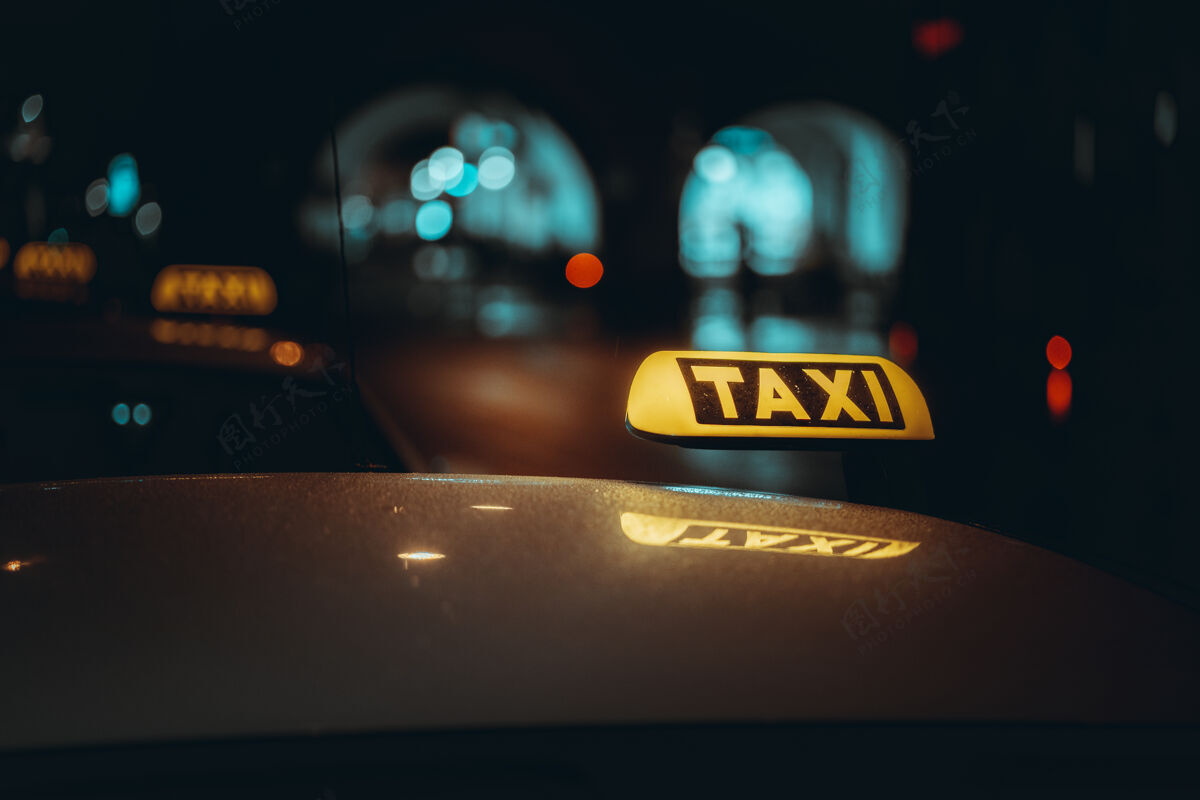 灯光夜间出租车标志汽车离焦城市