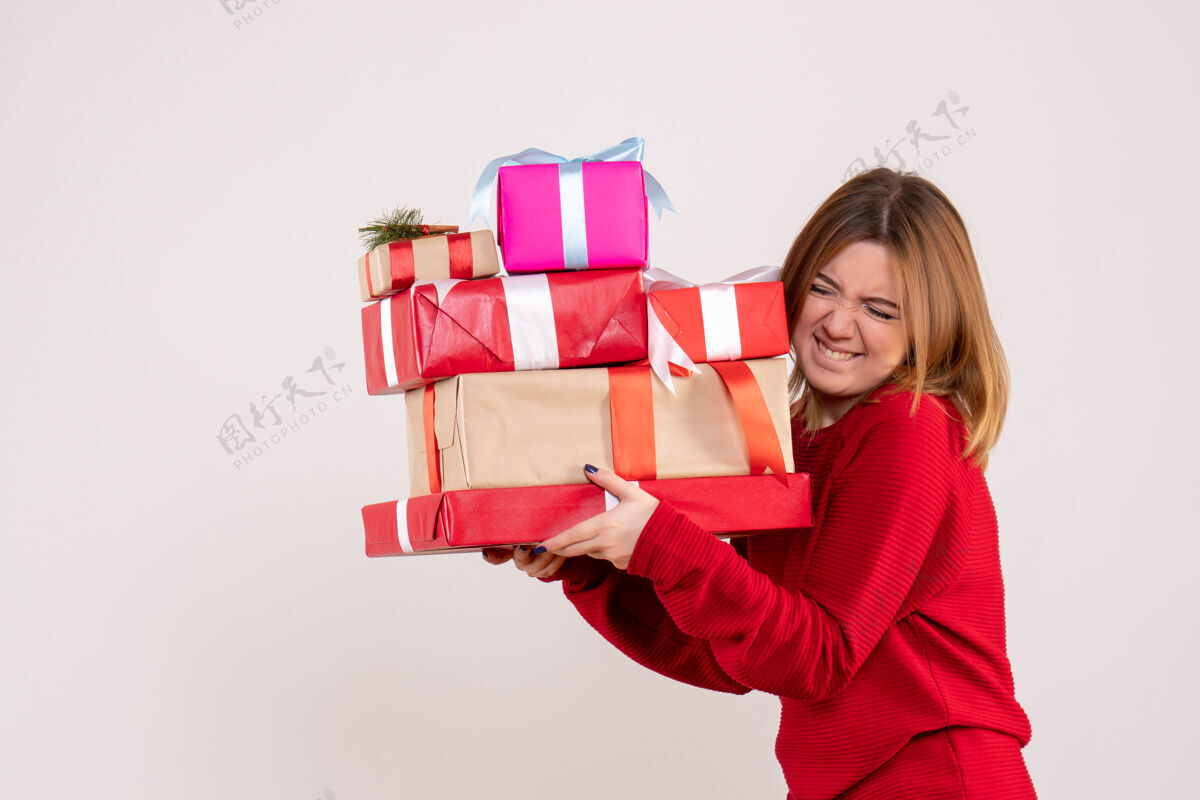 圣诞节正面图：年轻女性拿着礼物盒子购物者礼物