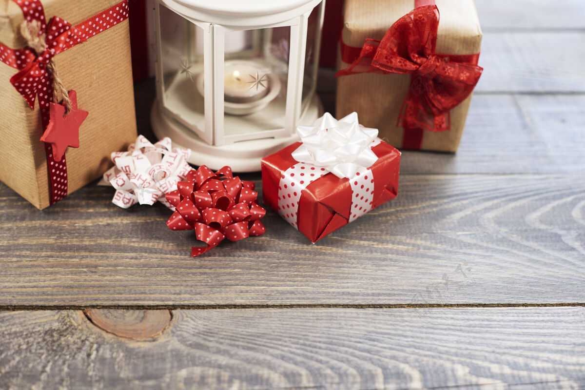 灯笼木桌上的圣诞装饰品蝴蝶结礼物自制