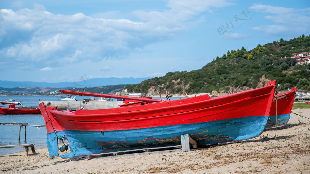 海岸在爱琴海搁浅的木制彩色船成本 码头 游艇和小山在乌拉努波利斯 希腊自然建筑塔