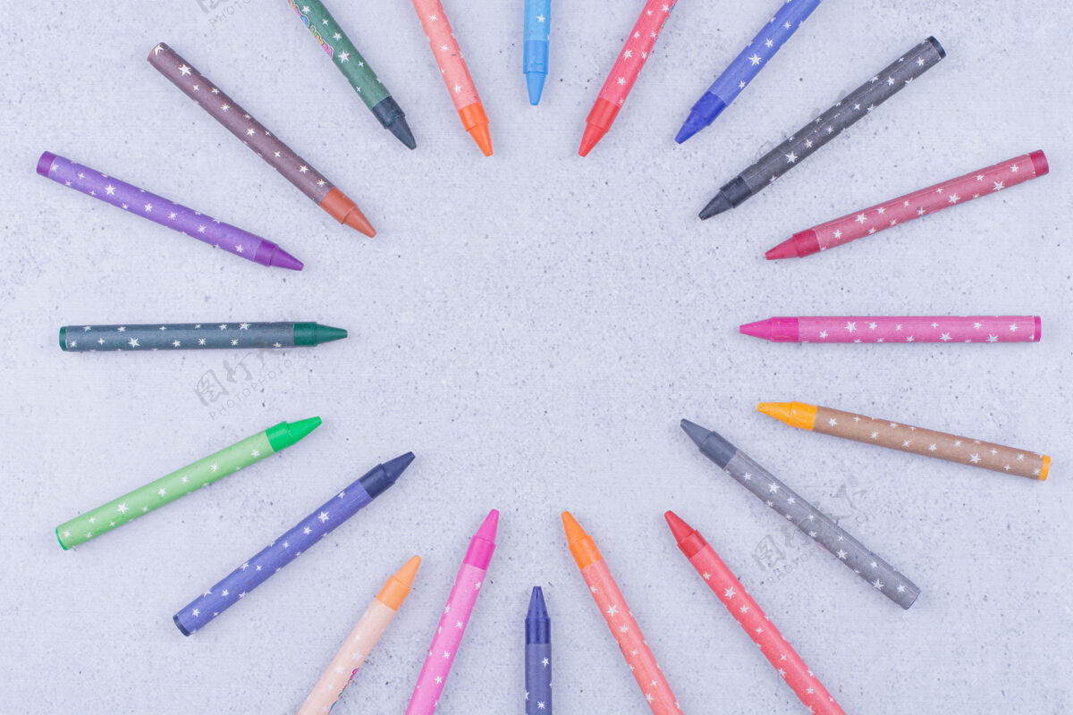 工作彩色蜡笔 用于在灰色上制作或绘画工作学校公用事业