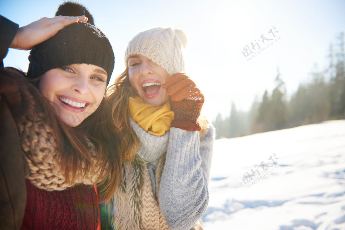 滑雪度假有趣的朋友玩帽子寒冷前面的看法人