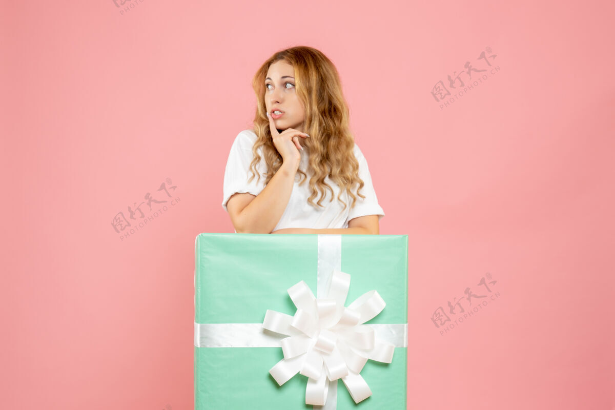 漂亮正面图年轻女性站在礼品盒内里面情感人