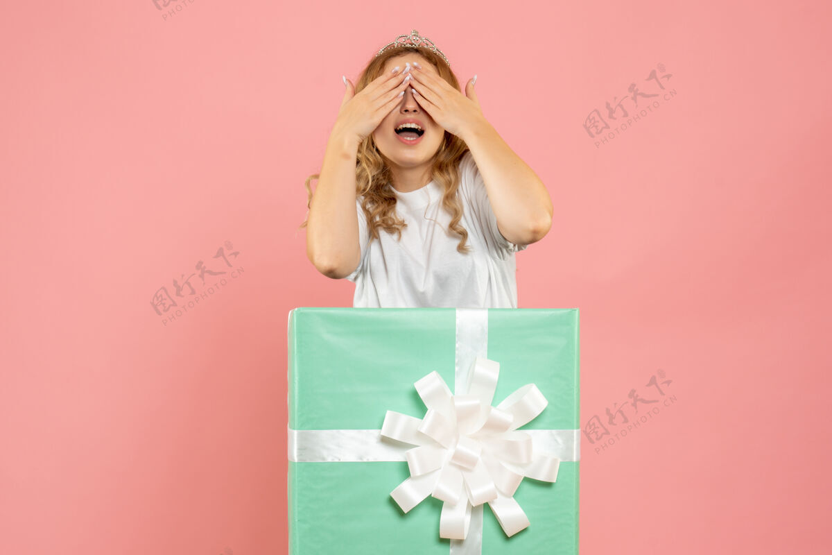 幸福蓝色礼品盒内的年轻女性正面图年份成人女孩