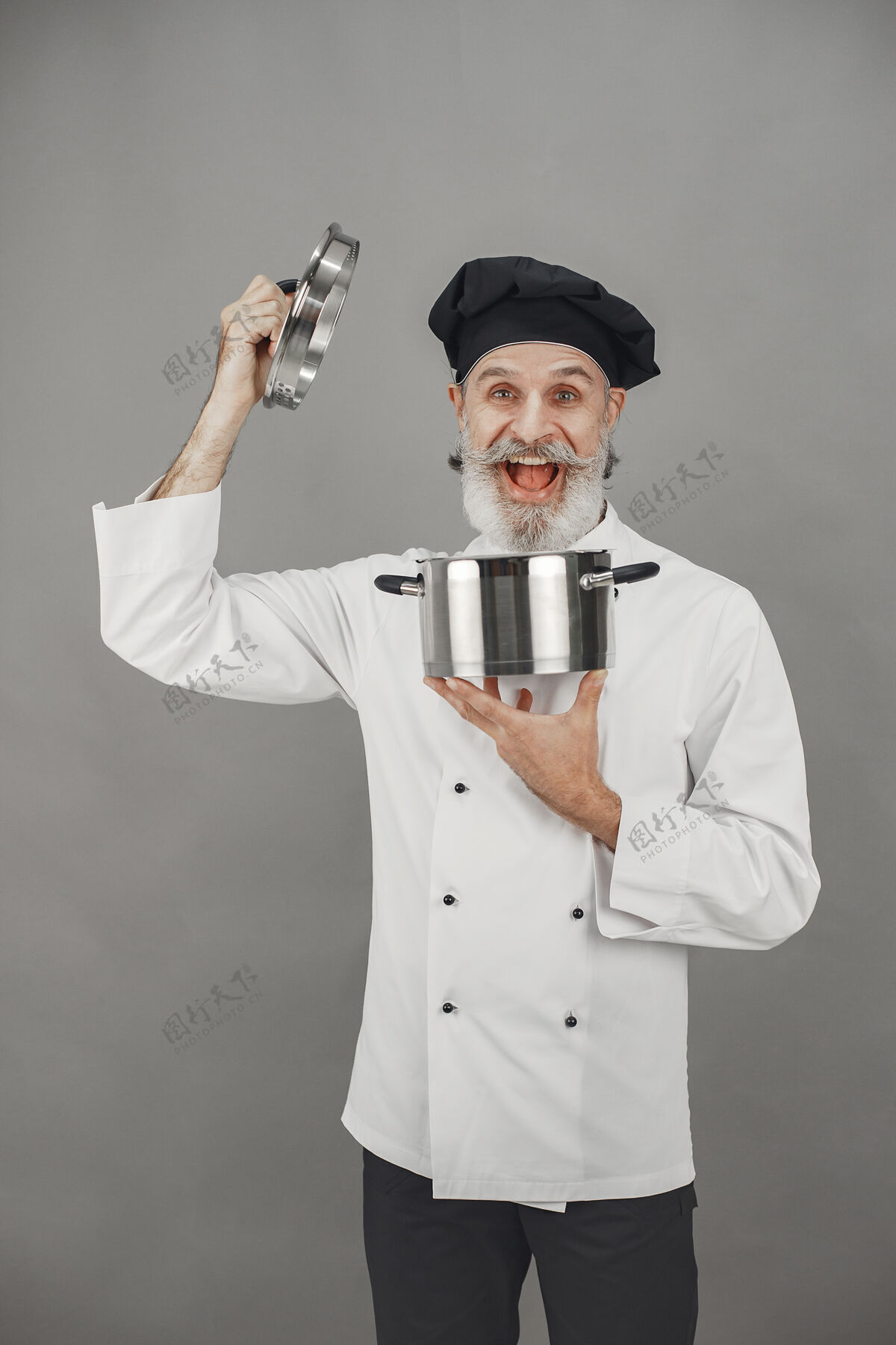 帽子戴着金属锅的高级男人戴着黑帽子的厨师烹饪美食家工人