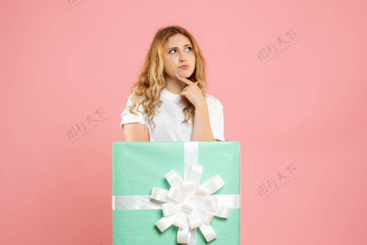 睡眠正面图：站在蓝色礼品盒内的年轻女性女性蓝色里面