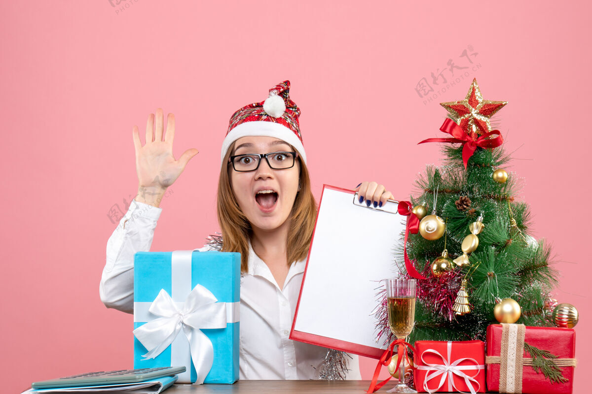 便条女工人坐着拿着粉色文件的正面图成人圣诞节礼物