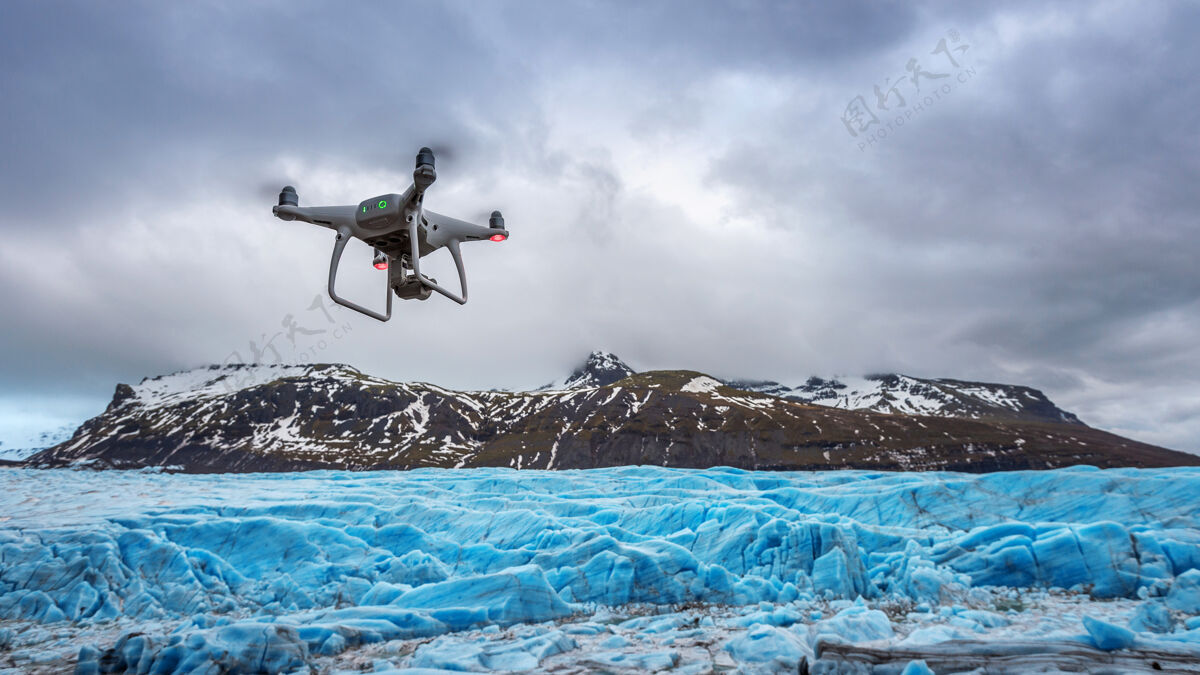 无人机带摄像头的无人机正在冰山上飞行纹理冰环境