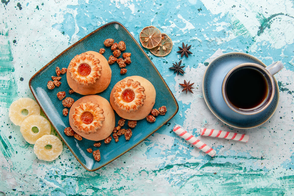 托盘俯瞰美味饼干与干菠萝环浅蓝色表面饼干饼干甜甜的糖的颜色生的美食曲奇饼