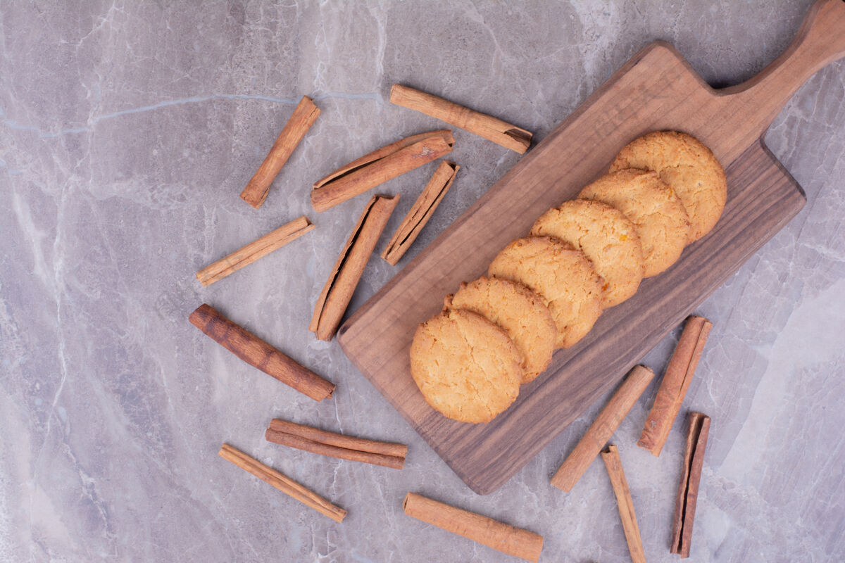 糕点黄油饼干和肉桂棒放在木盘上复合厨师香草