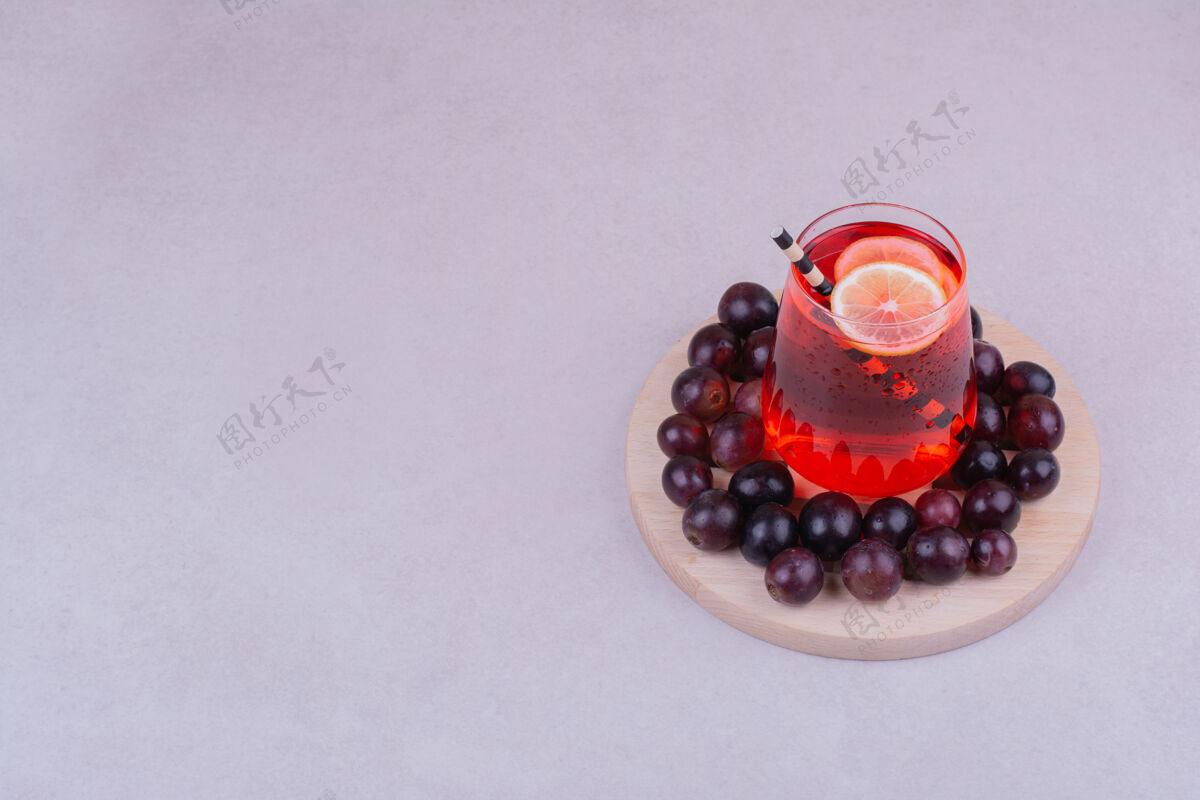 甜味红樱桃浆果配上一杯果汁就成了灰色柠檬蔬菜热带