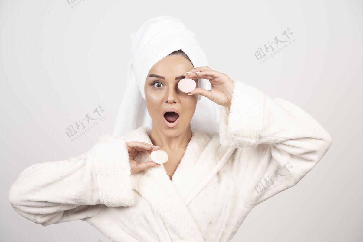 女人一个穿着浴衣化妆的年轻女人美女毛巾白人