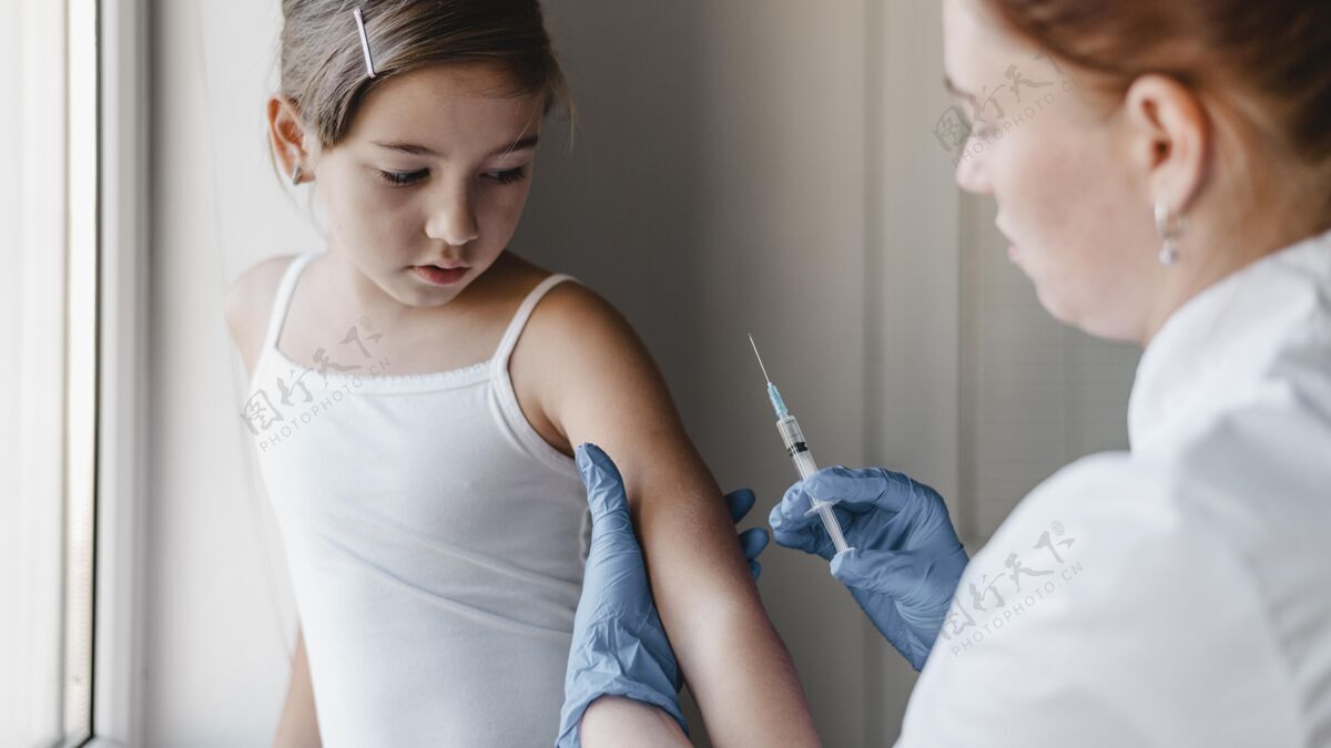 防护小孩在医生那里打疫苗注射器接种补救