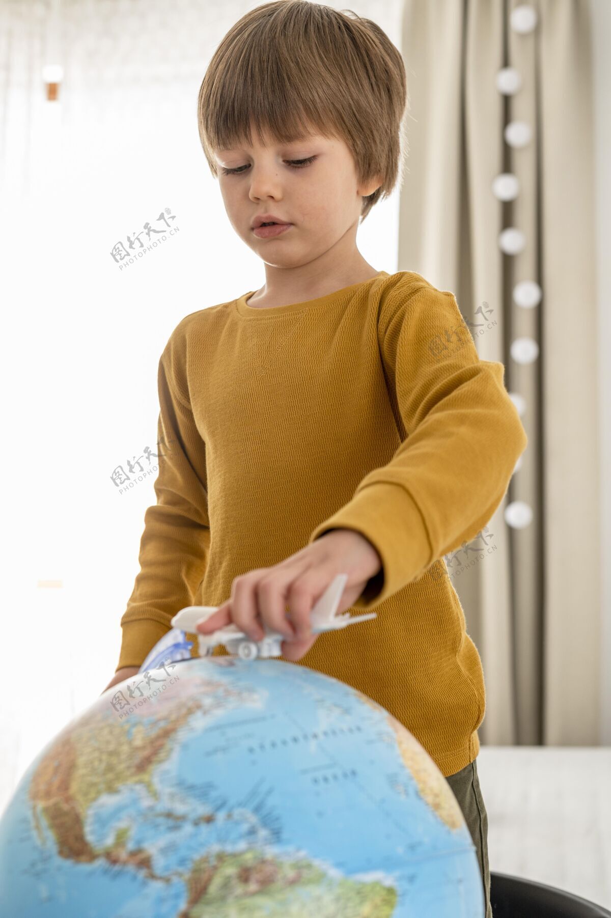 旅行小孩玩飞机雕像和地球仪出轨孩子旅行