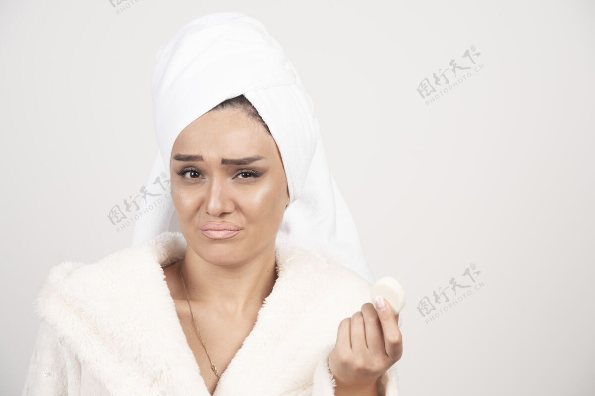 女人一个穿着浴衣化妆的年轻女人毛巾护理人