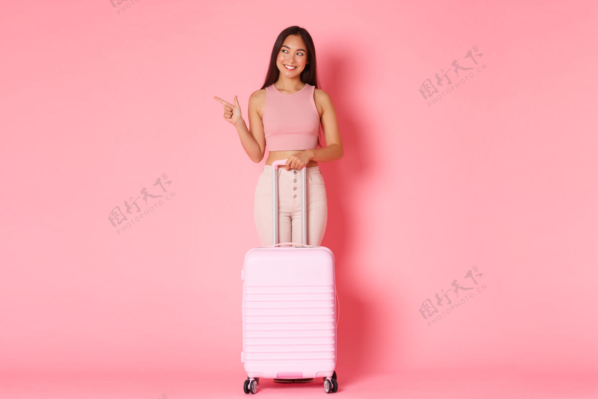 女性带着手提箱的年轻女子黑发机场时尚