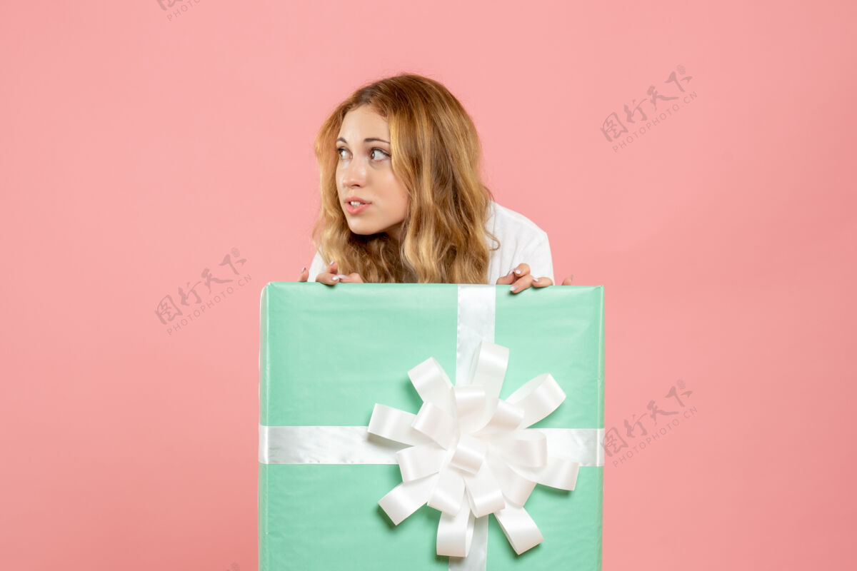 颜色正面图年轻女性站在礼品盒内礼物丝带人