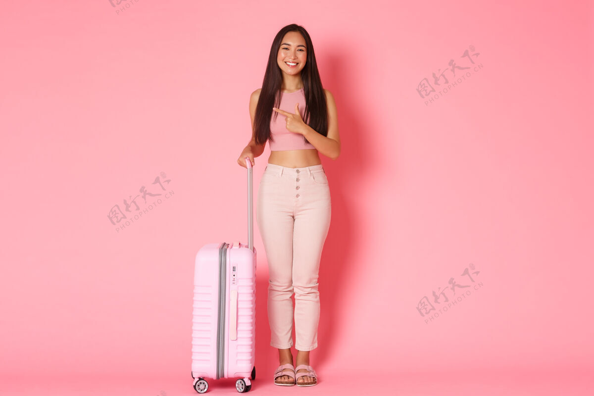 度假带着手提箱的年轻女子左旅游夏天