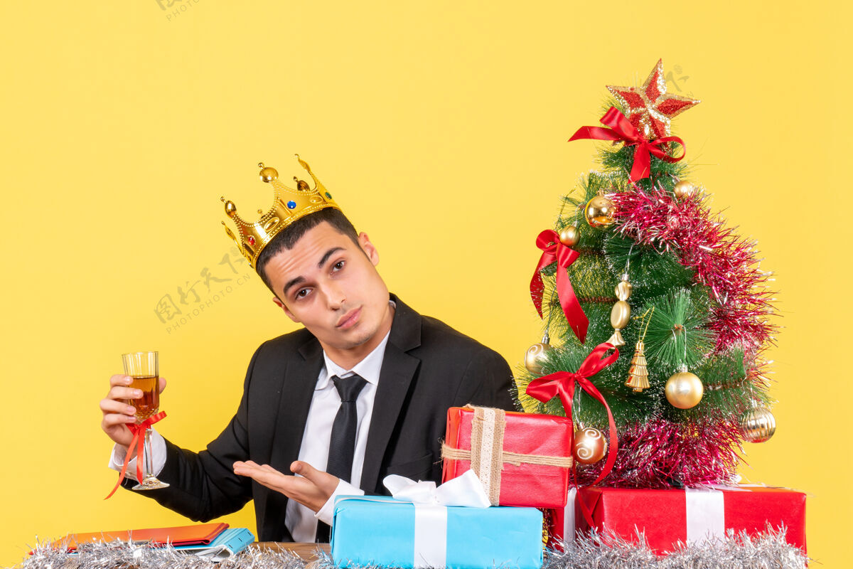 男人富有表现力的年轻人摆圣诞造型圣诞节表情姿势