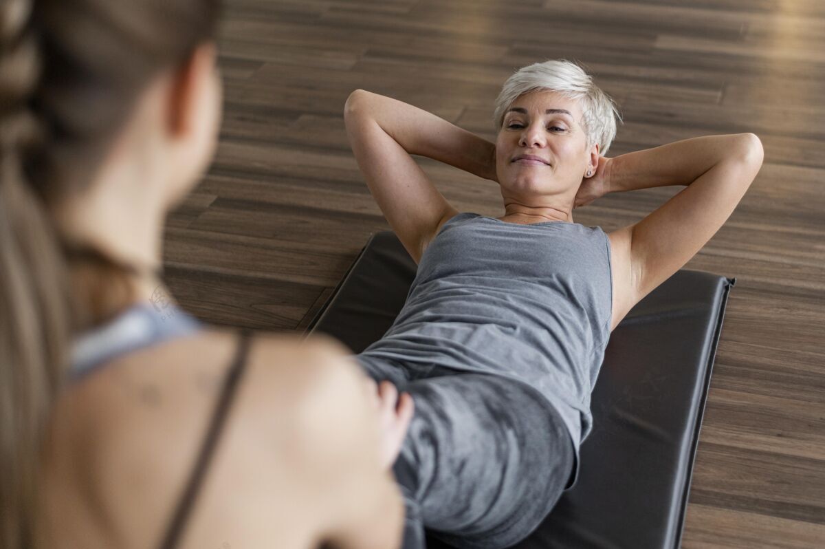 健康与私人教练高视角仰卧起坐锻炼锻炼运动计划