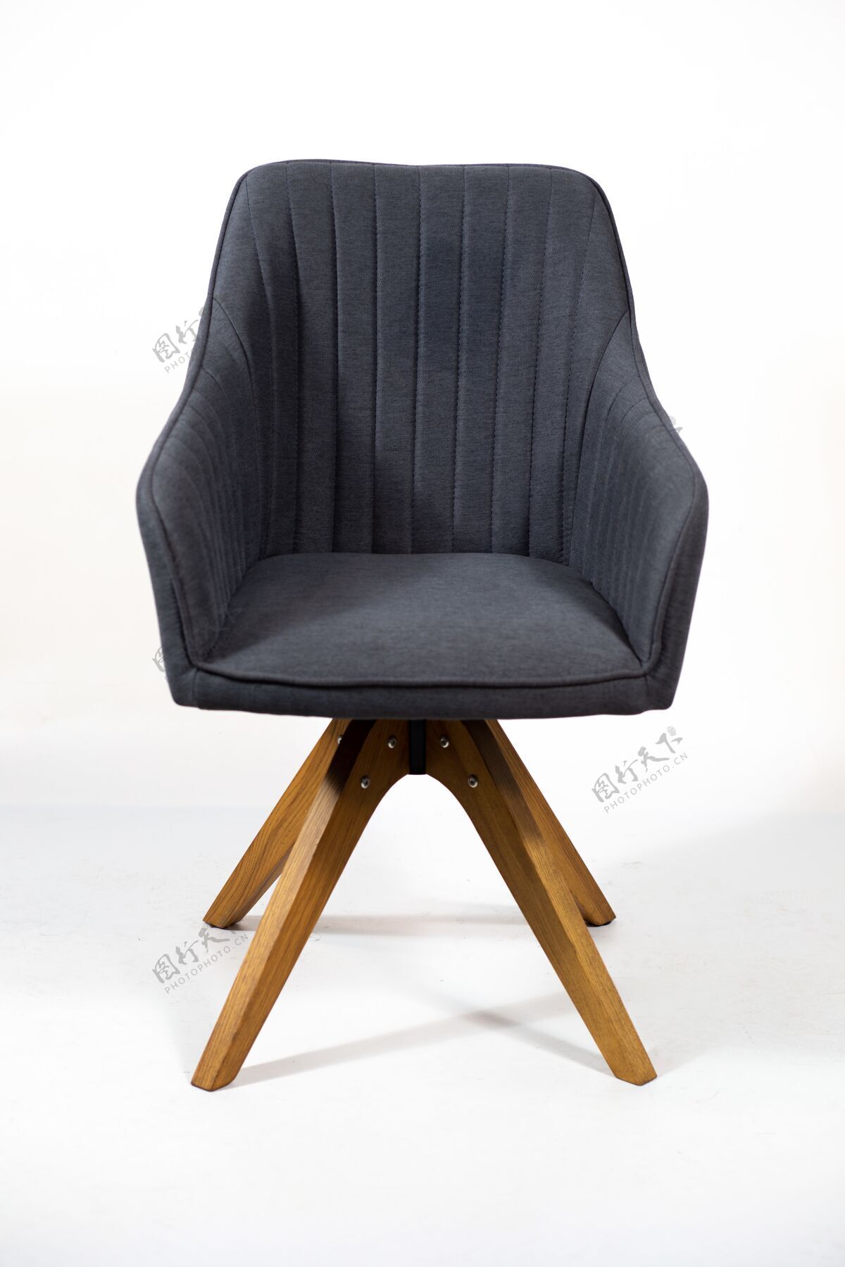 织物美丽的拍摄一个时尚的灰色椅子上的白色背景隔离木制坐材料