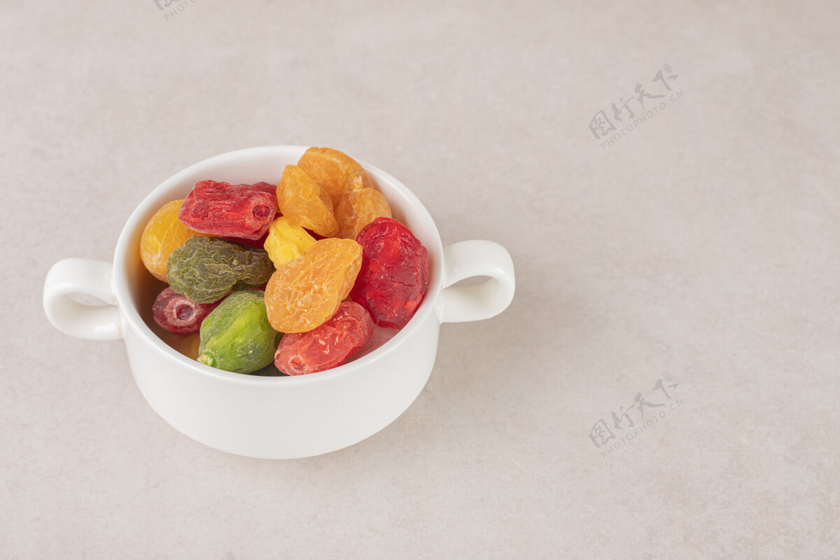 李子把五颜六色的樱桃放在陶瓷杯里晾干甜味糖果素食