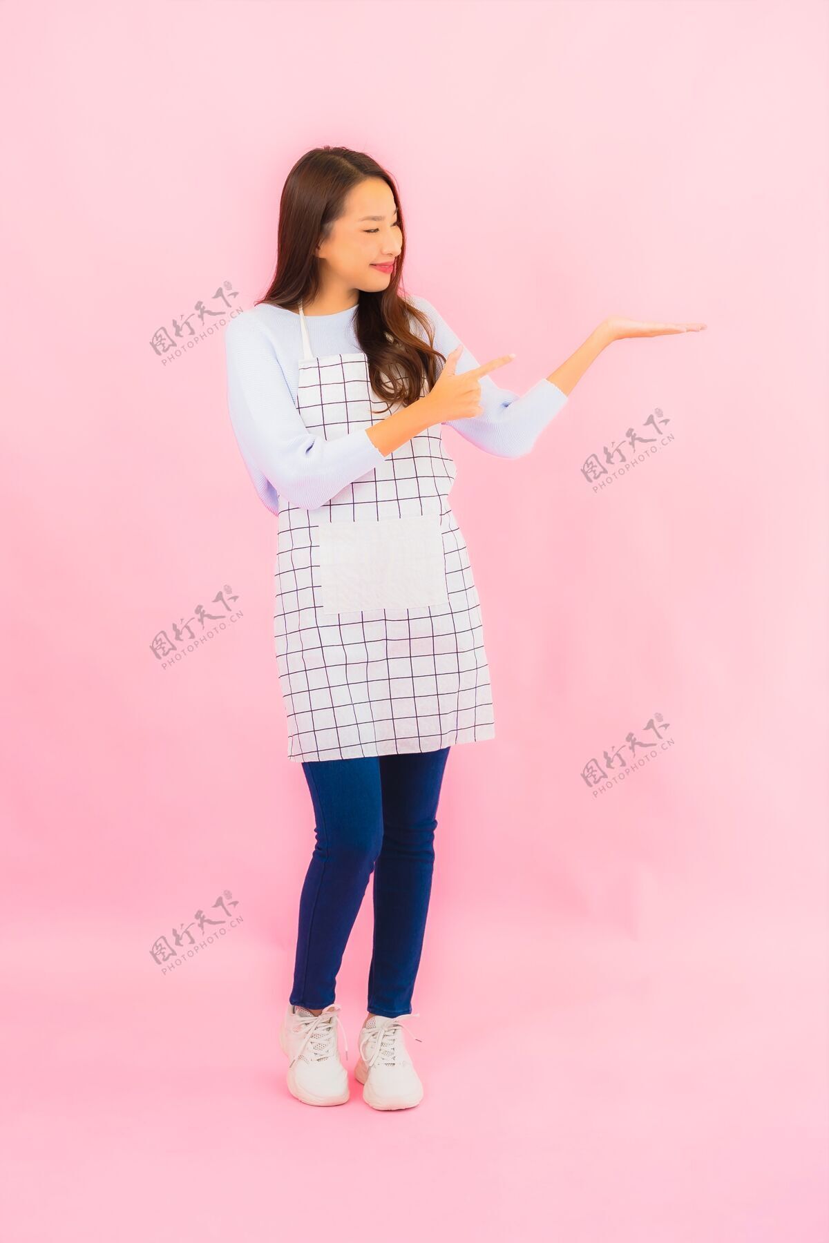 Ok肖像美丽的亚洲年轻女子在厨房穿着围裙在粉红色的隔离墙上泰式圆点新鲜