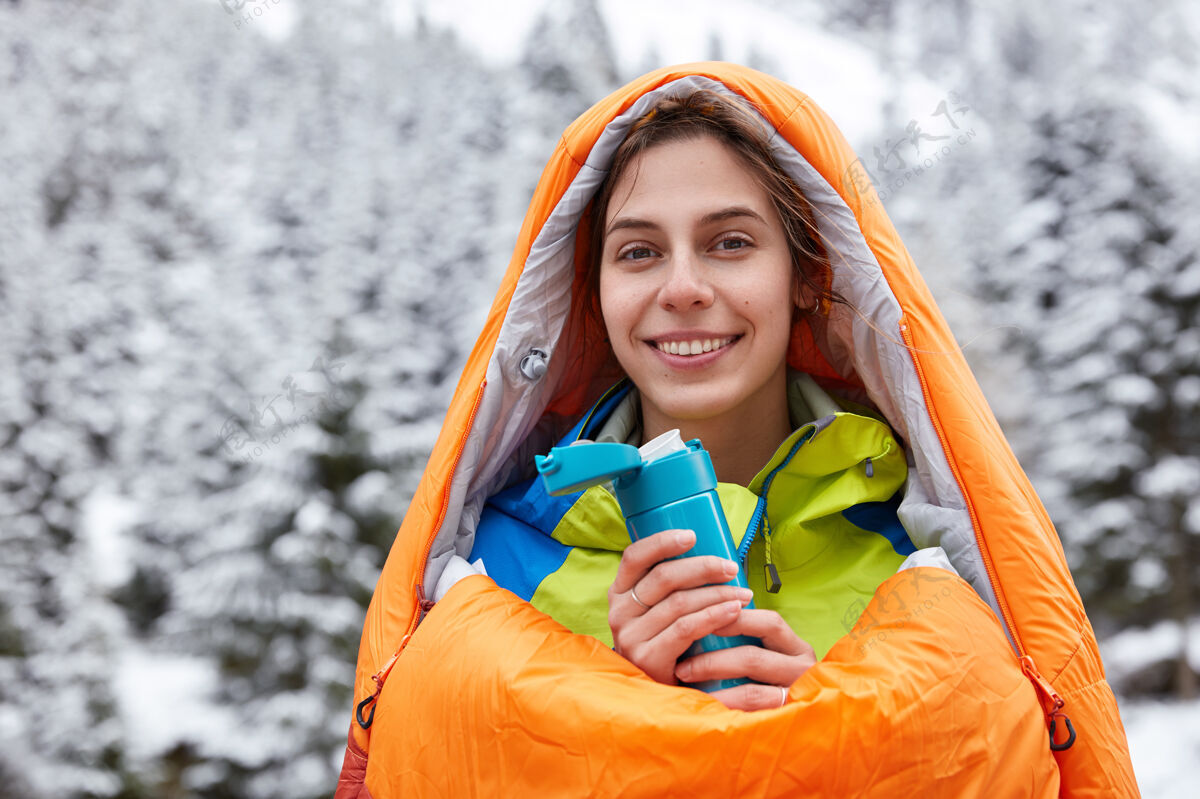 女性在雪山探险后 微笑迷人的游客感到寒冷的水平视图风景季节背包