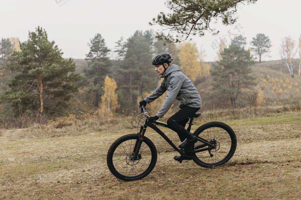 自行车一个骑自行车的男人男子山地户外