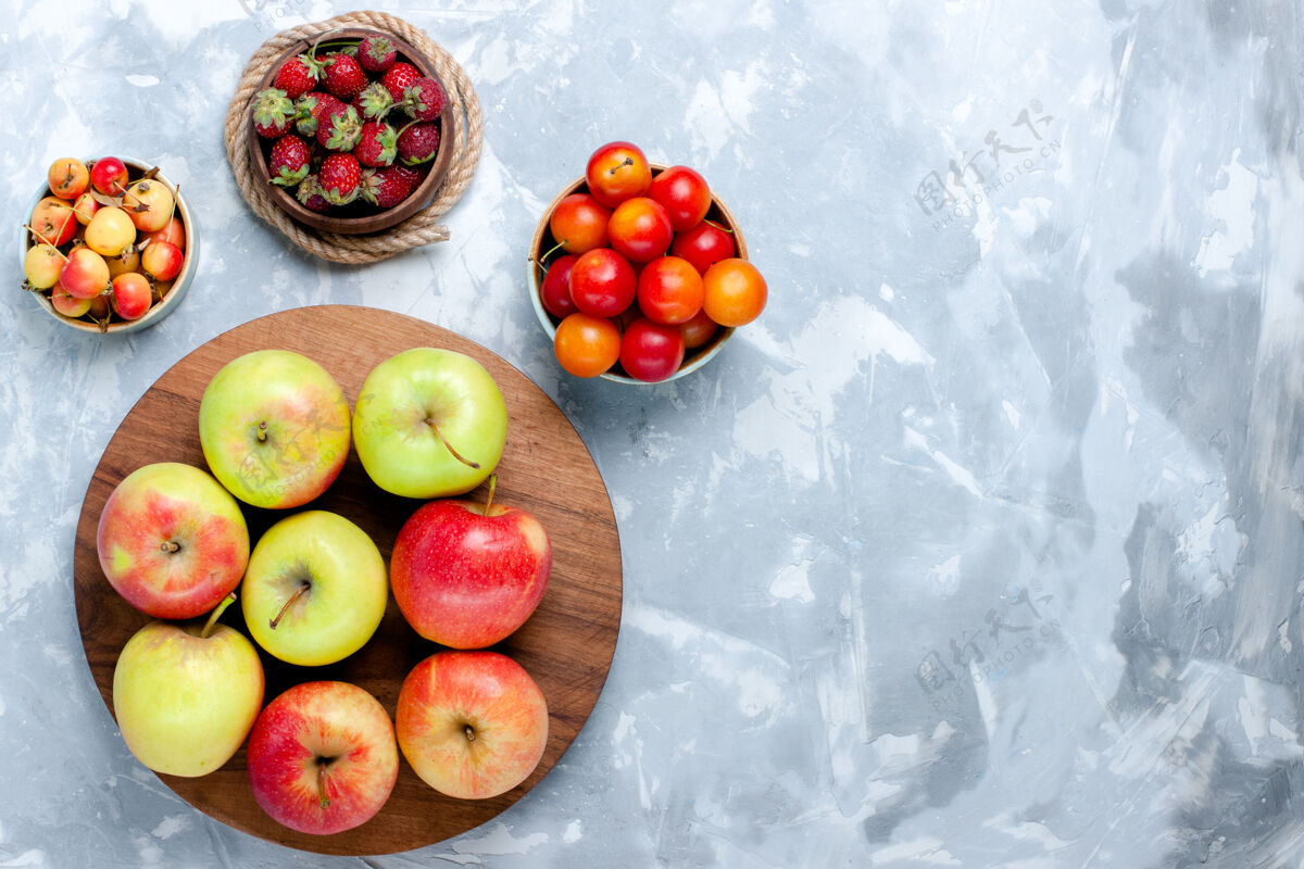 水果半俯视新鲜的苹果成熟醇厚的水果在浅白的桌子上水果食物维生素颜色新鲜的树可食用水果维生素半顶