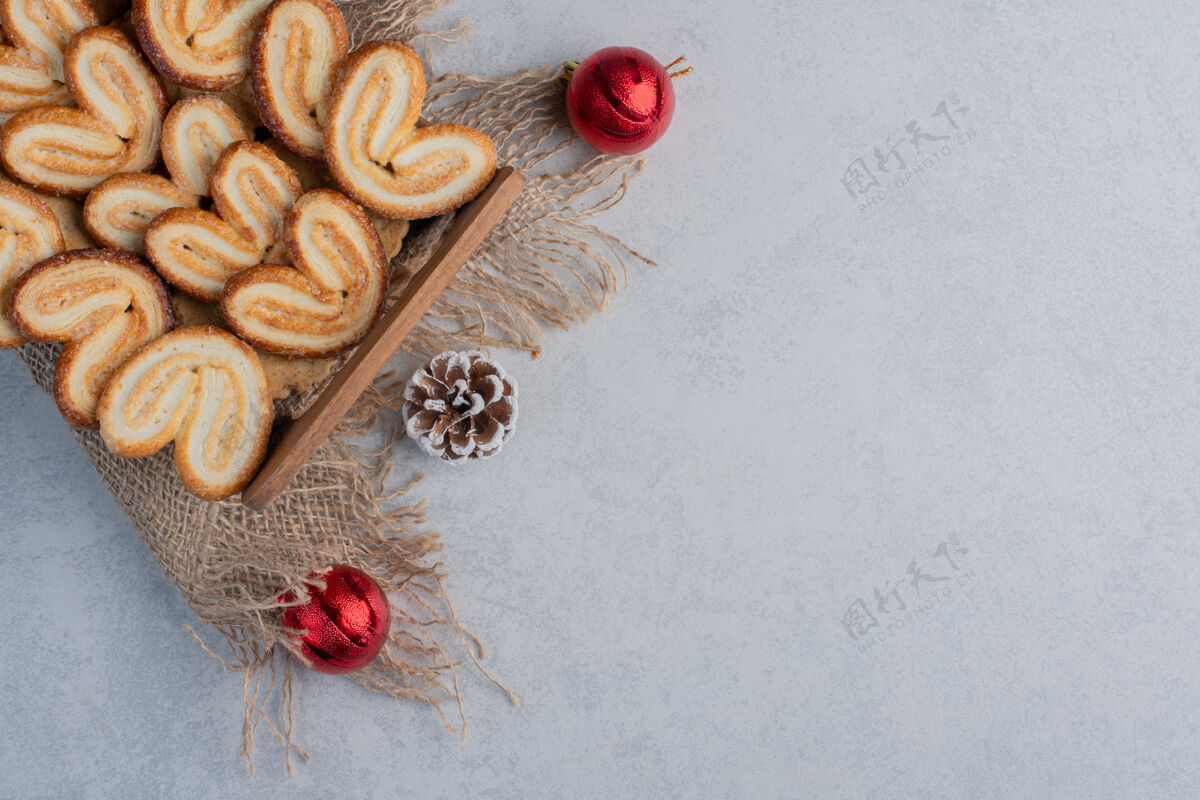 美味成片的饼干堆在一个木篮子里 在大理石表面装饰着圣诞装饰品饼干甜点可口