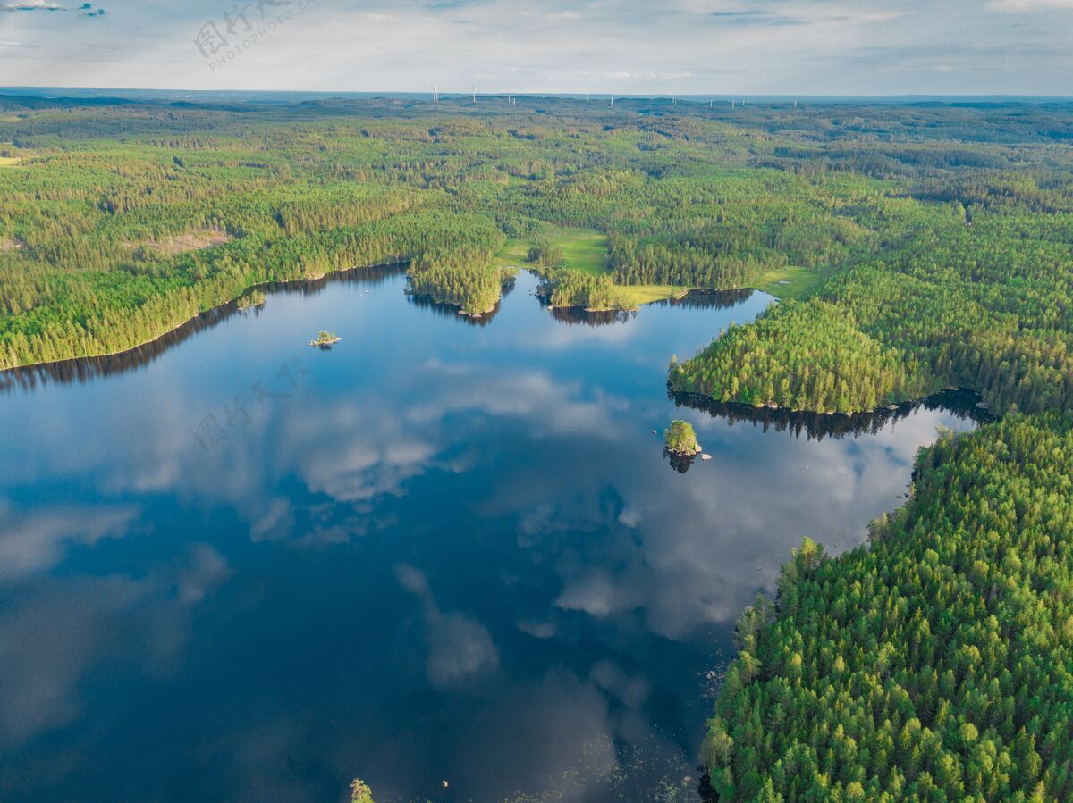 植物空中拍摄的万恩湖周围有惊人的绿色植物在瑞典美水反射