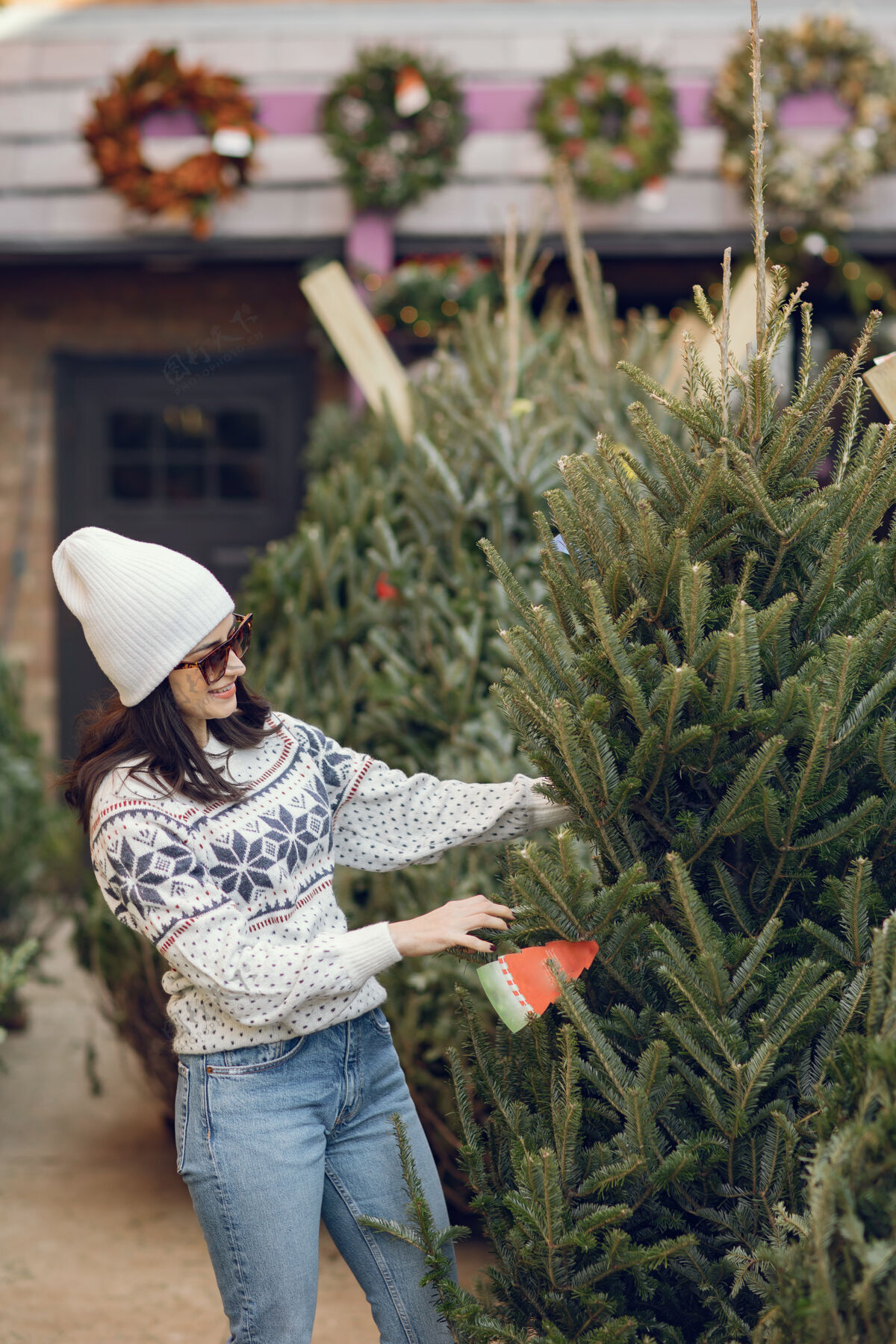 商店优雅的女孩买了一棵圣诞树传统自然黑发