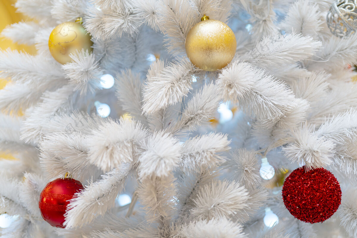 装饰品白色圣诞树装饰着迷你灯 红色和金色的球装饰迷你灯