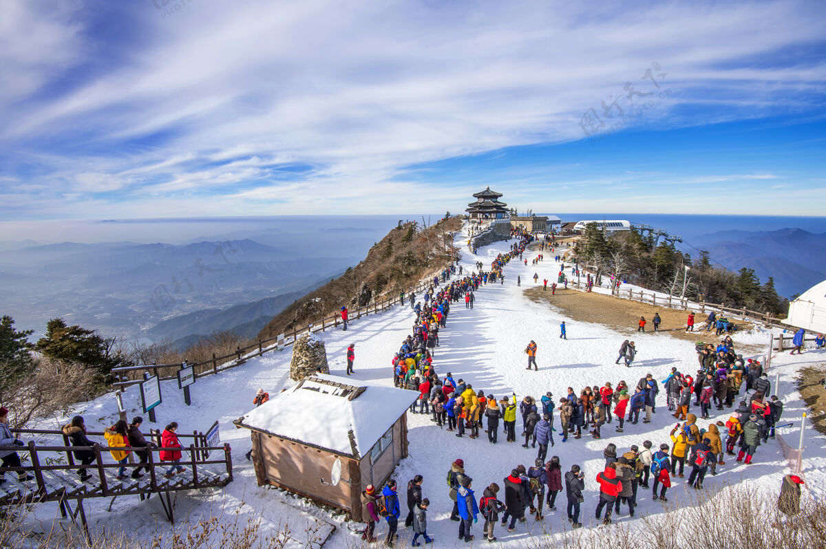 山游客们在德古山附近拍摄美景和滑雪 国家国家首尔