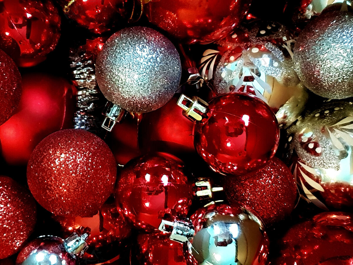 明亮一堆闪亮圣诞饰品的特写镜头闪亮闪亮礼物