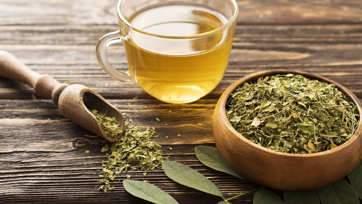 草药高看绿叶和一杯茶天然健康生物