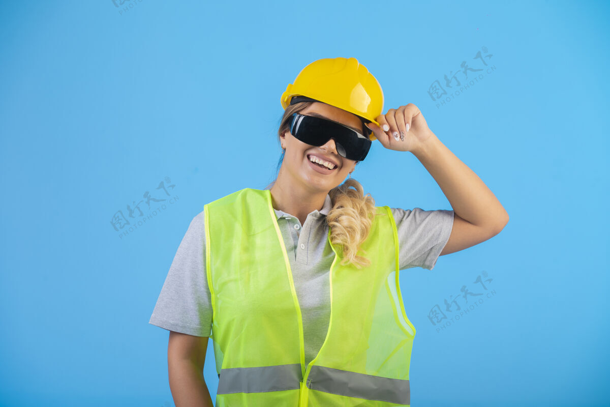 经理戴着黄色头盔和装备的女工程师戴着防射线眼镜 感觉很积极老板员工建筑师
