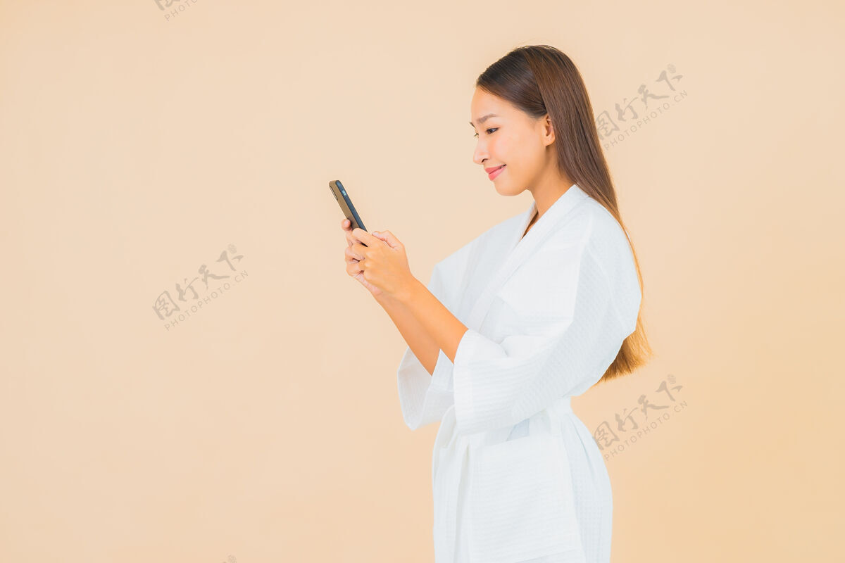 工作用米黄色智能手机描绘美丽的亚洲年轻女子早晨人科技