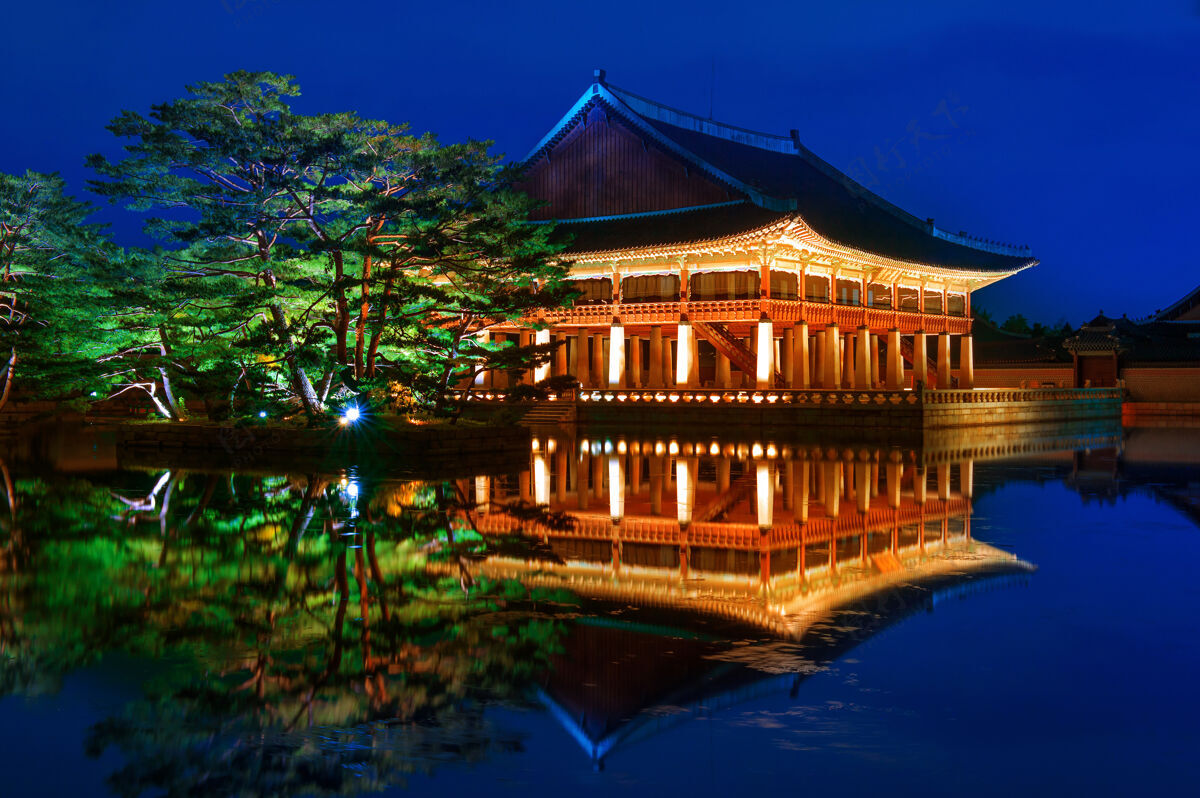 首尔晚上在韩国首尔的庆功宫皇家光华门历史