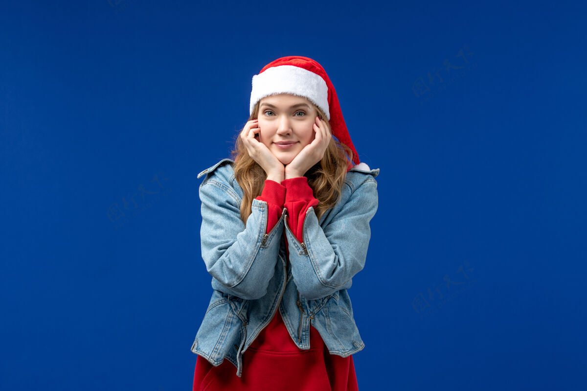 男人正面图：年轻女性在蓝色背景上微笑 感慨圣诞假期节日微笑颜色