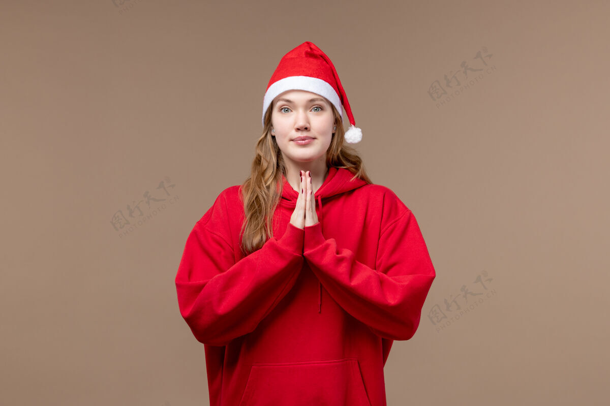 女孩前视图圣诞女孩祈祷棕色背景假日模型圣诞节圣诞女孩快乐可爱